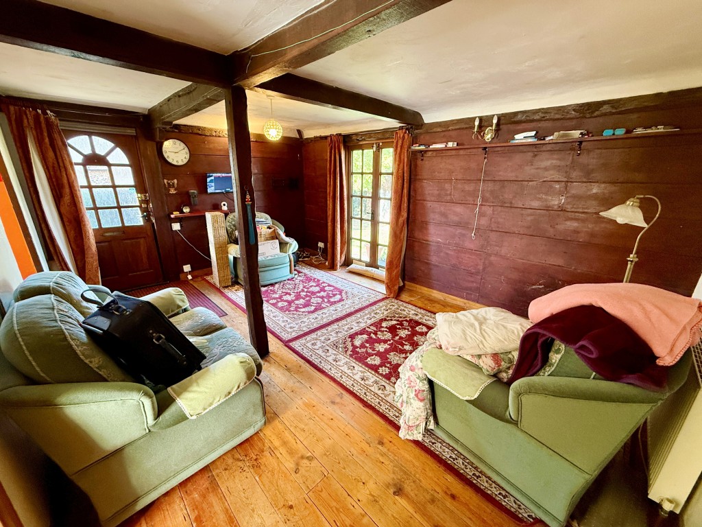 Lot: 103 - GRANARY AND OUTBUILDINGS ON APPROX 14 ACRES WITH FENCED PADDOCKS IN RURAL LOCATION - Living room